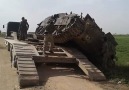 Haleb güney kırsalı Terörist  devrilen tankı eliyle çekmeye ça...