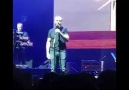 Halit Ergenç Moğollar 50. Yıl Konserinde sahnede