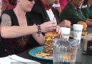 Hamburger Yeme Yarışmasında Çılgınlar Gibi Yiyen Abla