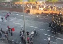 Hamburgta protestoları izlerken bir yandan da sarma saran teyzeler fdhdskjhfds