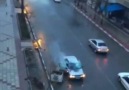 Hareket Halindeki Arabaya Yıldırım Düşerse!!