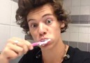 Harry Styles'dan diş fırçalama dersleri..