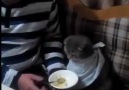 Hasta kedisine çorba içiren güzel kalpli insan!