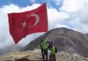 HATAYLI GENÇLERİN DEV TÜRK BAYRAĞINI GÖKLERE DİKİŞİ HELAL..!!