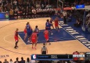 Havada asılı kalan Derrick Rose, müthiş bir hareket ile basket...