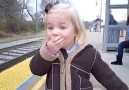 Hayatında ilk defa tren gören küçük sevimli kız :)
