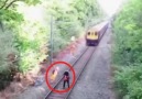 Hayatını tehlikeye atarak trenin altında kalmaktan kurtardı