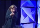 Hillary Clinton'a ayakkabı fırlatıldı