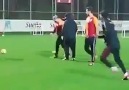 Hocamız antrenmanda futbol dersi veriyor