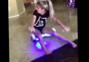 Hoverboard'a Oturarak Binmeye Çalışan Kız