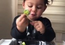 Hunharca brokoli yiyen tatlış kız.kaynak@esgimira