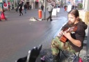 Hunharca Gitar Çalan Sokak Müzisyeni