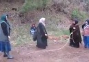 İki iple birden atlayabilen cambaz hanımlar..)