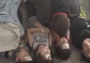 İki kolunda iki bebeği ve isyanı.... Suriye