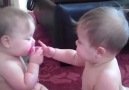 İkiz Bebeklerin Emzik Savaşı.. :))
