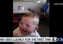 ilk defa etrafı net görmeye başlayan çocuğun yüz ifadesi