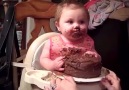 İlk Doğum Günü Pastasını Yiyen Bebek.. :))