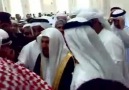 imam mahir halk ile tokalaşıyor