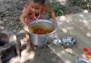 Incroyable elle a 3ans peine et cest elle qui cuisine pour ses frres!