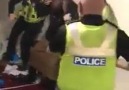 İngiltere de 6 polis bir Müslümanı dövdü işte alın size medeniyet ..