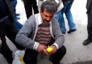 İnsanları hipnotize ederek limon sıkacağı satan adam