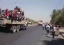 Iraklı gönüllüler kamyonlarla cepheye taşınıyor