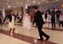 ISGU - Düğünde çılgınca dans eden kadın )