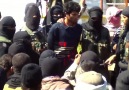 IŞİD bir genci yakalıyor ve yol ortasında infaz ediyor