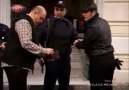 Iskender Yavuz'u banka yerine polise goturuyor :)