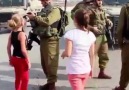 İsrail askerine kafa tutan kız!