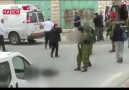 İsrail askerinin Filistin'li yerde yatan yaralı genci başından...