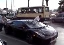 İstanbul Trafiğinde Lamborghini İtekleyen İnsanlar :)))