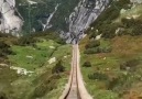 İsviçrede dağların arasından geçen tren