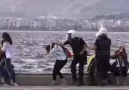 İzmir'de polis vahşeti.. Şimdi Bu polis  ne diyelim