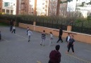 Jeremain Lens mahallenin çocuklarıyla futbol oynuyor.
