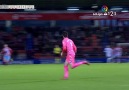 Juan Carlos kendi yarı alanından Sporting Gijon kalesini vuruyor