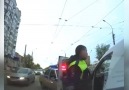 Kaçan sürücüye polisten uçan tekmeyle müdahale