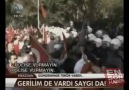 Kadın çevik Türk bayrağını yerden alıp öptü...