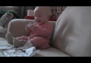 Kağıt yırtılma sesine gülen bebek.