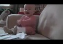Kağıt Yırtılmasına Kahkaha Atan Bebek