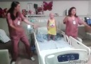 Kanser Hastası Çocuk ile Dans Eden Hemşireler