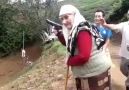 Karadeniz Kadını Silahı Böyle Kullanır...