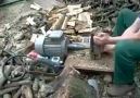 Karadenizli adamdan odun yarmaya pratik çözüm