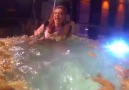 Karaoke yarışmasında hayvanlı havuza giren kız