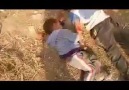 Kardeşini kurtarmaya çalışan Suriyeli çocuk Rafızilerin hedefi...