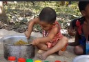 Kardeşleri için yemek yapan 3 yaşındaki küçük kızDaha fazlası için