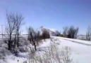 Karlı Raylardan Geçen Trenin Müthiş Görüntüsü