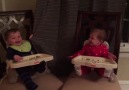 Karşılıklı Ce e Oynayan Sevimli Bebekler :)
