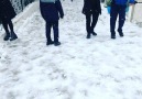 Kar topu savaşında Öğrencilerimiz Öğretmenlerine karşı