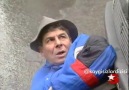 Kaygısızlar - Memnun kendini yanlış arabanın önüne atıyor.